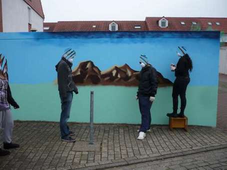 Jugendkulturprojekt Kunst im öffentlichen Raum mit Schülern von Graffitilehrer Siko Ortner. Eine Garagengestaltung in Bremen Kattenturm. Graffitikurs für Jugendliche der Schule Theodor-Billroth-Str. vom August 2010 bis Mai 2011. Der Unterricht gibt den Graffitikursteilnehmern die Möglichkeit Ihre kreativen Fähigkeiten zu aktivieren.