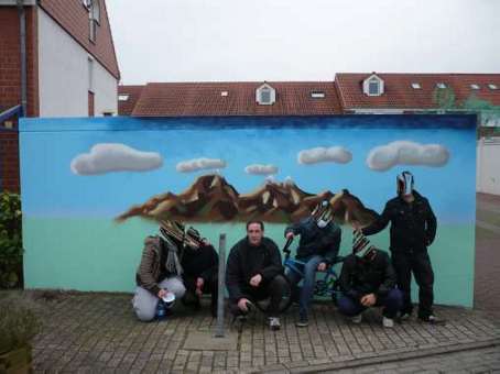 Jugendkulturprojekt Kunst im öffentlichen Raum mit Schülern von Graffitilehrer Siko Ortner. Eine Garagengestaltung in Bremen Kattenturm. Graffitikurs für Jugendliche der Schule Theodor-Billroth-Str. vom August 2010 bis Mai 2011. Der Unterricht gibt den Graffitikursteilnehmern die Möglichkeit Ihre kreativen Fähigkeiten zu aktivieren.