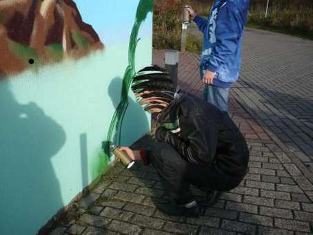 Jugendkulturprojekt Kunst im öffentlichen Raum mit Schülern von Graffitilehrer Siko Ortner. Eine Garagengestaltung in Bremen Kattenturm. Graffitikurs für Jugendliche der Schule Theodor-Billroth-Str. vom August 2010 bis Mai 2011. Der Unterricht gibt den Graffitikursteilnehmern die Möglichkeit Ihre kreativen Fähigkeiten zu aktivieren.