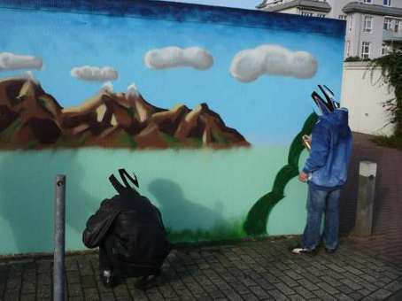 Jugendkulturprojekt Kunst im öffentlichen Raum mit Schülern von Graffitilehrer Siko Ortner. Eine Garagengestaltung in Bremen Kattenturm. Graffitikurs für Jugendliche der Schule Theodor-Billroth-Str. vom August 2010 bis Mai 2011. Der Unterricht gibt den Graffitikursteilnehmern die Möglichkeit Ihre kreativen Fähigkeiten zu aktivieren.