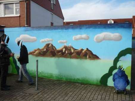 Jugendkulturprojekt Kunst im öffentlichen Raum mit Schülern von Graffitilehrer Siko Ortner. Eine Garagengestaltung in Bremen Kattenturm. Graffitikurs für Jugendliche der Schule Theodor-Billroth-Str. vom August 2010 bis Mai 2011. Der Unterricht gibt den Graffitikursteilnehmern die Möglichkeit Ihre kreativen Fähigkeiten zu aktivieren.