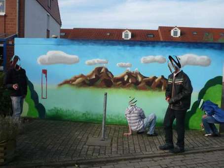 Jugendkulturprojekt Kunst im öffentlichen Raum mit Schülern von Graffitilehrer Siko Ortner. Eine Garagengestaltung in Bremen Kattenturm. Graffitikurs für Jugendliche der Schule Theodor-Billroth-Str. vom August 2010 bis Mai 2011. Der Unterricht gibt den Graffitikursteilnehmern die Möglichkeit Ihre kreativen Fähigkeiten zu aktivieren.