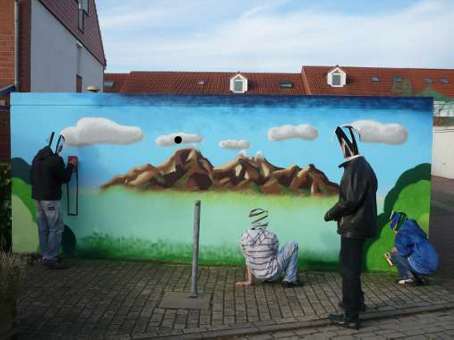 Jugendkulturprojekt Kunst im öffentlichen Raum mit Schülern von Graffitilehrer Siko Ortner. Eine Garagengestaltung in Bremen Kattenturm. Graffitikurs für Jugendliche der Schule Theodor-Billroth-Str. vom August 2010 bis Mai 2011. Der Unterricht gibt den Graffitikursteilnehmern die Möglichkeit Ihre kreativen Fähigkeiten zu aktivieren.