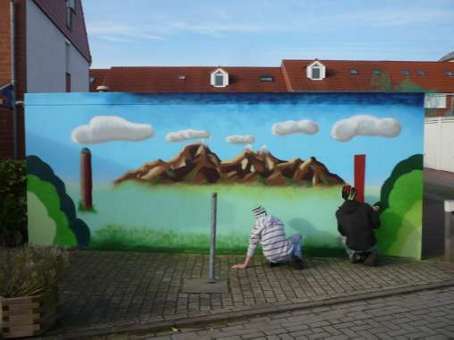 Jugendkulturprojekt Kunst im öffentlichen Raum mit Schülern von Graffitilehrer Siko Ortner. Eine Garagengestaltung in Bremen Kattenturm. Graffitikurs für Jugendliche der Schule Theodor-Billroth-Str. vom August 2010 bis Mai 2011. Der Unterricht gibt den Graffitikursteilnehmern die Möglichkeit Ihre kreativen Fähigkeiten zu aktivieren.