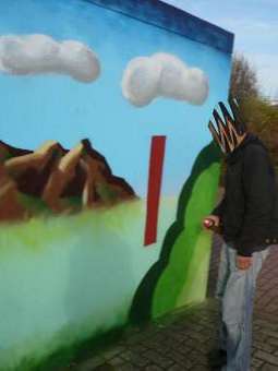 Jugendkulturprojekt Kunst im öffentlichen Raum mit Schülern von Graffitilehrer Siko Ortner. Eine Garagengestaltung in Bremen Kattenturm. Graffitikurs für Jugendliche der Schule Theodor-Billroth-Str. vom August 2010 bis Mai 2011. Der Unterricht gibt den Graffitikursteilnehmern die Möglichkeit Ihre kreativen Fähigkeiten zu aktivieren.