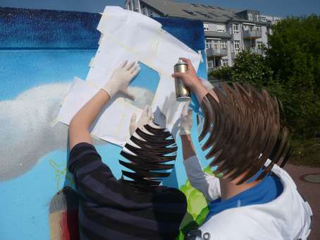 Graffitikurs für Schüler aus Kattenturm Bremen vom August 2010 bis Mai 2011. Unterrichtung verschiedener Stanceltechniken (stencilart / Schablonengraffiti) von Graffitilehrer Siko Ortner in Theorie und Praxis zur Erstellung von Comicart als Fassadenmalerei.