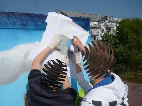 Graffitikurs für Schüler aus Kattenturm Bremen vom August 2010 bis Mai 2011. Unterrichtung verschiedener Stanceltechniken (stencilart / Schablonengraffiti) von Graffitilehrer Siko Ortner in Theorie und Praxis zur Erstellung von Comicart als Fassadenmalerei.