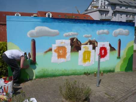 Graffitikurs für Schüler aus Kattenturm Bremen vom August 2010 bis Mai 2011. Unterrichtung verschiedener Stanceltechniken (stencilart / Schablonengraffiti) von Graffitilehrer Siko Ortner in Theorie und Praxis zur Erstellung von Comicart als Fassadenmalerei.