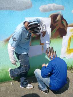 Graffitikurs für Schüler aus Kattenturm Bremen vom August 2010 bis Mai 2011. Unterrichtung verschiedener Stanceltechniken (stencilart / Schablonengraffiti) von Graffitilehrer Siko Ortner in Theorie und Praxis zur Erstellung von Comicart als Fassadenmalerei.