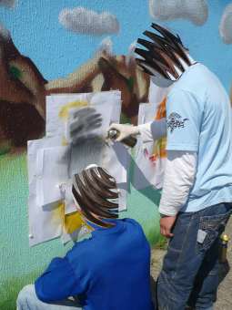 Graffitikurs für Schüler aus Kattenturm Bremen vom August 2010 bis Mai 2011. Unterrichtung verschiedener Stanceltechniken (stencilart / Schablonengraffiti) von Graffitilehrer Siko Ortner in Theorie und Praxis zur Erstellung von Comicart als Fassadenmalerei.