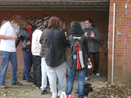 Graffitikurs für  Jugend Kulturprojekt Kunst im öffentlichen Raum mit Schülern der Schule Theodor-Billroth-Str. Bremen. Wandgestaltung mit Graffitiworkshop Stancelart Sprühtechniken vom August 2010 bis Mai 2011. Graffitiunterricht von Siko Ortner.