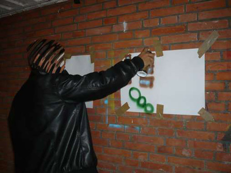 Graffitikurs für  Jugend Kulturprojekt Kunst im öffentlichen Raum mit Schülern der Schule Theodor-Billroth-Str. Bremen. Wandgestaltung mit Graffitiworkshop Stancelart Sprühtechniken vom August 2010 bis Mai 2011. Graffitiunterricht von Siko Ortner.