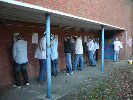 Graffitikurs für  Jugend Kulturprojekt Kunst im öffentlichen Raum mit Schülern der Schule Theodor-Billroth-Str. Bremen. Wandgestaltung mit Graffitiworkshop Stancelart Sprühtechniken vom August 2010 bis Mai 2011. Graffitiunterricht von Siko Ortner.