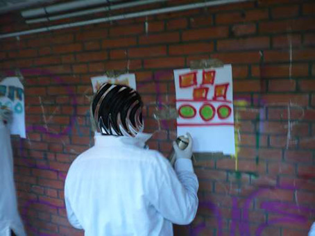 Graffitikurs für  Jugend Kulturprojekt Kunst im öffentlichen Raum mit Schülern der Schule Theodor-Billroth-Str. Bremen. Wandgestaltung mit Graffitiworkshop Stancelart Sprühtechniken vom August 2010 bis Mai 2011. Graffitiunterricht von Siko Ortner.