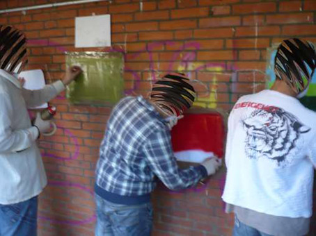 Graffitikurs für  Jugend Kulturprojekt Kunst im öffentlichen Raum mit Schülern der Schule Theodor-Billroth-Str. Bremen. Wandgestaltung mit Graffitiworkshop Stancelart Sprühtechniken vom August 2010 bis Mai 2011. Graffitiunterricht von Siko Ortner.