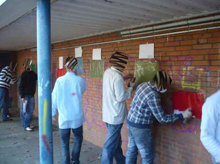 Graffitikurs für  Jugend Kulturprojekt Kunst im öffentlichen Raum mit Schülern der Schule Theodor-Billroth-Str. Bremen. Wandgestaltung mit Graffitiworkshop Stancelart Sprühtechniken vom August 2010 bis Mai 2011. Graffitiunterricht von Siko Ortner.