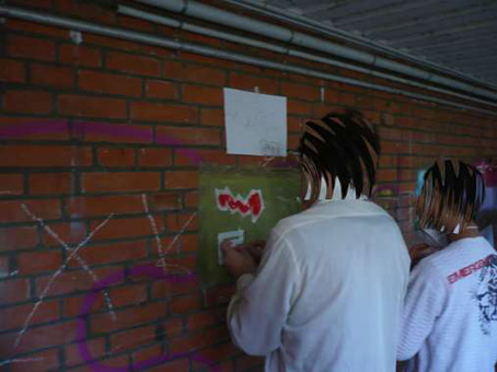 Graffitikurs für  Jugend Kulturprojekt Kunst im öffentlichen Raum mit Schülern der Schule Theodor-Billroth-Str. Bremen. Wandgestaltung mit Graffitiworkshop Stancelart Sprühtechniken vom August 2010 bis Mai 2011. Graffitiunterricht von Siko Ortner.