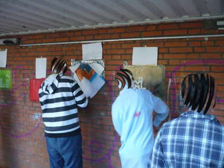 Graffitikurs für  Jugend Kulturprojekt Kunst im öffentlichen Raum mit Schülern der Schule Theodor-Billroth-Str. Bremen. Wandgestaltung mit Graffitiworkshop Stancelart Sprühtechniken vom August 2010 bis Mai 2011. Graffitiunterricht von Siko Ortner.