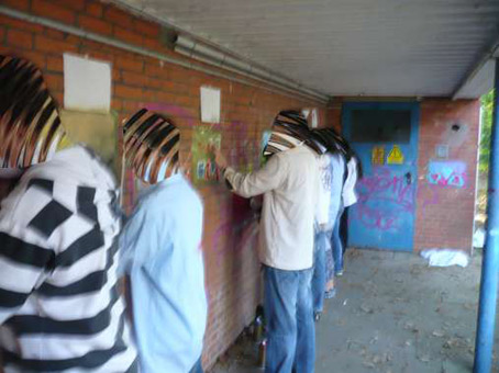 Graffitikurs für  Jugend Kulturprojekt Kunst im öffentlichen Raum mit Schülern der Schule Theodor-Billroth-Str. Bremen. Wandgestaltung mit Graffitiworkshop Stancelart Sprühtechniken vom August 2010 bis Mai 2011. Graffitiunterricht von Siko Ortner.