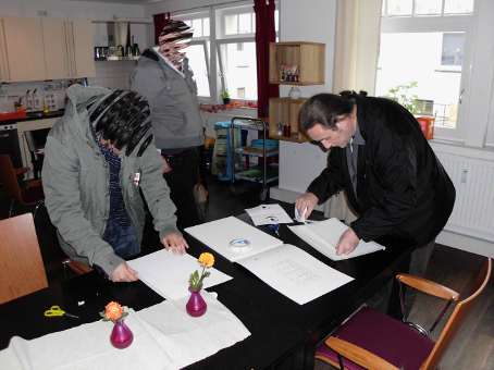 Graffitikurs für das Nachbarschaftscafe Nahbei vom Martinsclub Bremen. Unterricht in Sprühtechniken und Stancelart (Schablonengraffiti) im November 2010. Graffitiwerkstatt von Siko Ortner. Projekleitung Simon Bruckner.