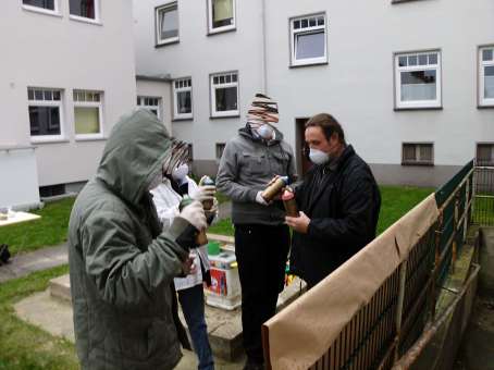 Graffitikurs für das Nachbarschaftscafe Nahbei vom Martinsclub Bremen. Unterricht in Sprühtechniken und Stancelart (Schablonengraffiti) im November 2010. Graffitiwerkstatt von Siko Ortner. Projekleitung Simon Bruckner.