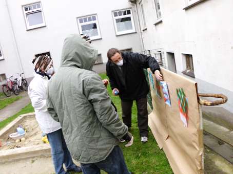 Graffitikurs für das Nachbarschaftscafe Nahbei vom Martinsclub Bremen. Unterricht in Sprühtechniken und Stancelart (Schablonengraffiti) im November 2010. Graffitiwerkstatt von Siko Ortner. Projekleitung Simon Bruckner.