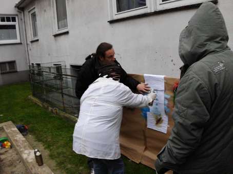 Graffitikurs für das Nachbarschaftscafe Nahbei vom Martinsclub Bremen. Unterricht in Sprühtechniken und Stancelart (Schablonengraffiti) im November 2010. Graffitiwerkstatt von Siko Ortner. Projekleitung Simon Bruckner.