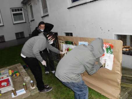 Graffitikurs für das Nachbarschaftscafe Nahbei vom Martinsclub Bremen. Unterricht in Sprühtechniken und Stancelart (Schablonengraffiti) im November 2010. Graffitiwerkstatt von Siko Ortner. Projekleitung Simon Bruckner.