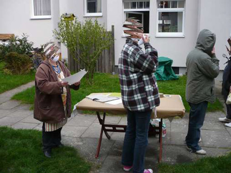 Graffitikurs für das Nachbarschaftscafe Nahbei vom Martinsclub Bremen. Unterricht in Sprüh-, Lackiertechniken als Wochenendkurs im September und Oktober 2010. Graffitiwerkstatt von Siko Ortner. Projekleitung Simon Bruckner.