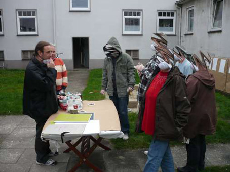 Graffitikurs für das Nachbarschaftscafe Nahbei vom Martinsclub Bremen. Unterricht in Sprüh-, Lackiertechniken als Wochenendkurs im September und Oktober 2010. Graffitiwerkstatt von Siko Ortner. Projekleitung Simon Bruckner.