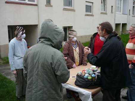Graffitikurs für das Nachbarschaftscafe Nahbei vom Martinsclub Bremen. Unterricht in Sprüh-, Lackiertechniken als Wochenendkurs im September und Oktober 2010. Graffitiwerkstatt von Siko Ortner. Projekleitung Simon Bruckner.
