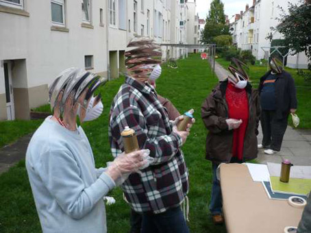 Graffitikurs für das Nachbarschaftscafe Nahbei vom Martinsclub Bremen. Unterricht in Sprüh-, Lackiertechniken als Wochenendkurs im September und Oktober 2010. Graffitiwerkstatt von Siko Ortner. Projekleitung Simon Bruckner.