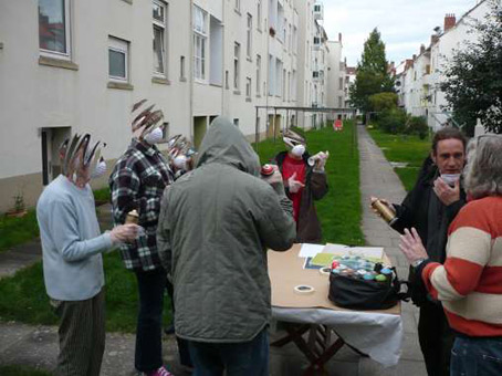 Graffitikurs für das Nachbarschaftscafe Nahbei vom Martinsclub Bremen. Unterricht in Sprüh-, Lackiertechniken als Wochenendkurs im September und Oktober 2010. Graffitiwerkstatt von Siko Ortner. Projekleitung Simon Bruckner.