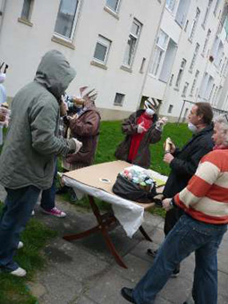 Graffitikurs für das Nachbarschaftscafe Nahbei vom Martinsclub Bremen. Unterricht in Sprüh-, Lackiertechniken als Wochenendkurs im September und Oktober 2010. Graffitiwerkstatt von Siko Ortner. Projekleitung Simon Bruckner.