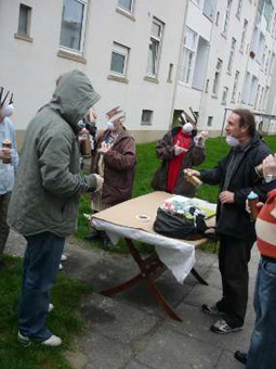 Graffitikurs für das Nachbarschaftscafe Nahbei vom Martinsclub Bremen. Unterricht in Sprüh-, Lackiertechniken als Wochenendkurs im September und Oktober 2010. Graffitiwerkstatt von Siko Ortner. Projekleitung Simon Bruckner.