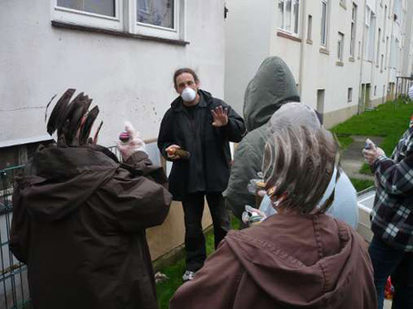 Graffitikurs für das Nachbarschaftscafe Nahbei vom Martinsclub Bremen. Unterricht in Sprüh-, Lackiertechniken als Wochenendkurs im September und Oktober 2010. Graffitiwerkstatt von Siko Ortner. Projekleitung Simon Bruckner.