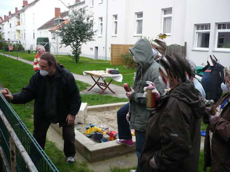 Graffitikurs für das Nachbarschaftscafe Nahbei vom Martinsclub Bremen. Unterricht in Sprüh-, Lackiertechniken als Wochenendkurs im September und Oktober 2010. Graffitiwerkstatt von Siko Ortner. Projekleitung Simon Bruckner.