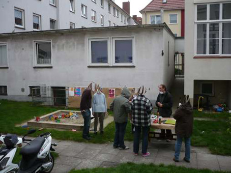 Graffitikurs für das Nachbarschaftscafe Nahbei vom Martinsclub Bremen. Unterricht in Sprüh-, Lackiertechniken als Wochenendkurs im September und Oktober 2010. Graffitiwerkstatt von Siko Ortner. Projekleitung Simon Bruckner.