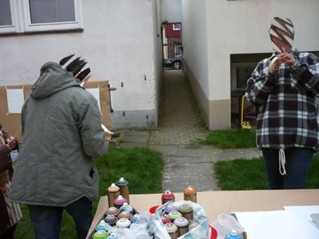 Graffitikurs für das Nachbarschaftscafe Nahbei vom Martinsclub Bremen. Unterricht in Sprüh-, Lackiertechniken als Wochenendkurs im September und Oktober 2010. Graffitiwerkstatt von Siko Ortner. Projekleitung Simon Bruckner.