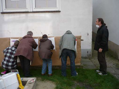 Graffitikurs für das Nachbarschaftscafe Nahbei vom Martinsclub Bremen. Unterricht in Sprüh-, Lackiertechniken als Wochenendkurs im September und Oktober 2010. Graffitiwerkstatt von Siko Ortner. Projekleitung Simon Bruckner.