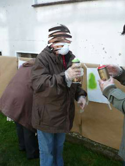 Graffitikurs für das Nachbarschaftscafe Nahbei vom Martinsclub Bremen. Unterricht in Sprüh-, Lackiertechniken als Wochenendkurs im September und Oktober 2010. Graffitiwerkstatt von Siko Ortner. Projekleitung Simon Bruckner.