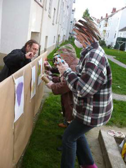 Graffitikurs für das Nachbarschaftscafe Nahbei vom Martinsclub Bremen. Unterricht in Sprüh-, Lackiertechniken als Wochenendkurs im September und Oktober 2010. Graffitiwerkstatt von Siko Ortner. Projekleitung Simon Bruckner.