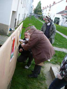 Graffitikurs für das Nachbarschaftscafe Nahbei vom Martinsclub Bremen. Unterricht in Sprüh-, Lackiertechniken als Wochenendkurs im September und Oktober 2010. Graffitiwerkstatt von Siko Ortner. Projekleitung Simon Bruckner.