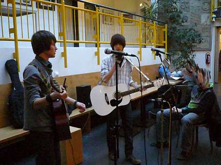 Vernissage der Ausstellung Gemischtwaren II von Siko Ortner im Bürgerhaus Neue Vahr in Bremen vom 3. März bis 23. März 2011 mit einem Auftritt der Band 100% Spinner.