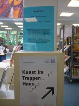 Aufbau der Graffitikunstausstellung Der öffentliche Raum im öffentlichen Raum Part II von Siko Ortner in der Stadtbibliothek Vegesack Bremen vom 5. Mai bis 15. Juni 2011.