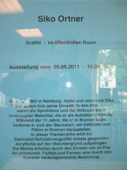 Aufbau der Graffitikunstausstellung Der öffentliche Raum im öffentlichen Raum Part II von Siko Ortner in der Stadtbibliothek Vegesack Bremen vom 5. Mai bis 15. Juni 2011.