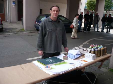 Graffitikurs für  Besucher am Tag der offenen Tür, am 28. Mai 2011 im Nachbarschaftscafe Nahbei in Findorf vom Martins Club Bremen. Neben weiteren Aktivitäten wurde auch ein Graffitiunterricht von Siko Ortner angeboten.