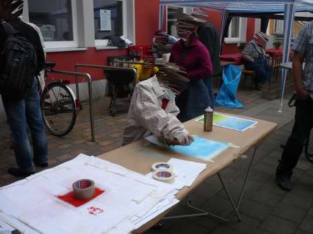 Graffitikurs für  Besucher am Tag der offenen Tür, am 28. Mai 2011 im Nachbarschaftscafe Nahbei in Findorf vom Martins Club Bremen. Neben weiteren Aktivitäten wurde auch ein Graffitiunterricht von Siko Ortner angeboten.