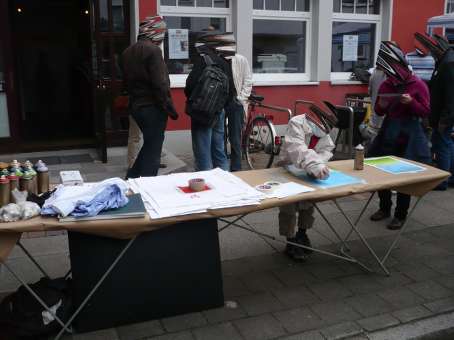 Graffitikurs für  Besucher am Tag der offenen Tür, am 28. Mai 2011 im Nachbarschaftscafe Nahbei in Findorf vom Martins Club Bremen. Neben weiteren Aktivitäten wurde auch ein Graffitiunterricht von Siko Ortner angeboten.