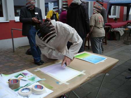 Graffitikurs für  Besucher am Tag der offenen Tür, am 28. Mai 2011 im Nachbarschaftscafe Nahbei in Findorf vom Martins Club Bremen. Neben weiteren Aktivitäten wurde auch ein Graffitiunterricht von Siko Ortner angeboten.